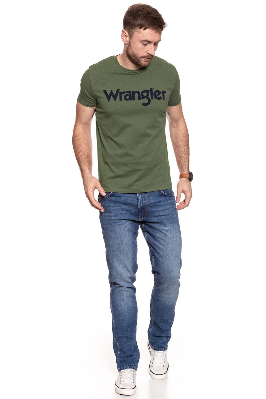 KOSZULKA WRANGLER SS LOGO TEE DUSTY OLIVE W7C04D345