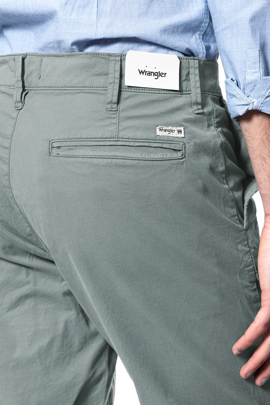 KRÓTKIE SPODENKI WRANGLER CHINO SHORT CADET GREEN W14AMM12J