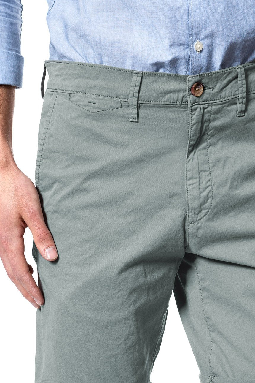 KRÓTKIE SPODENKI WRANGLER CHINO SHORT CADET GREEN W14AMM12J