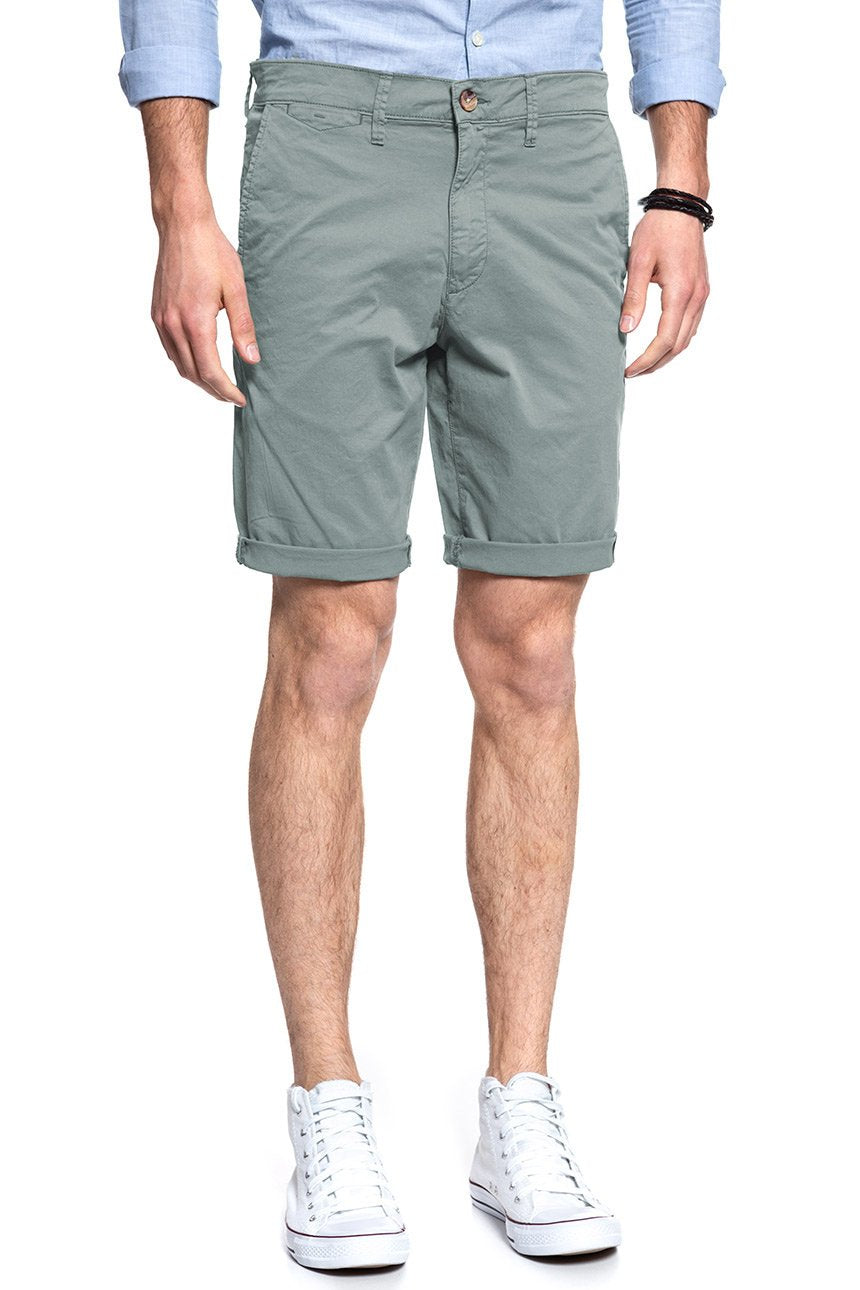 KRÓTKIE SPODENKI WRANGLER CHINO SHORT CADET GREEN W14AMM12J