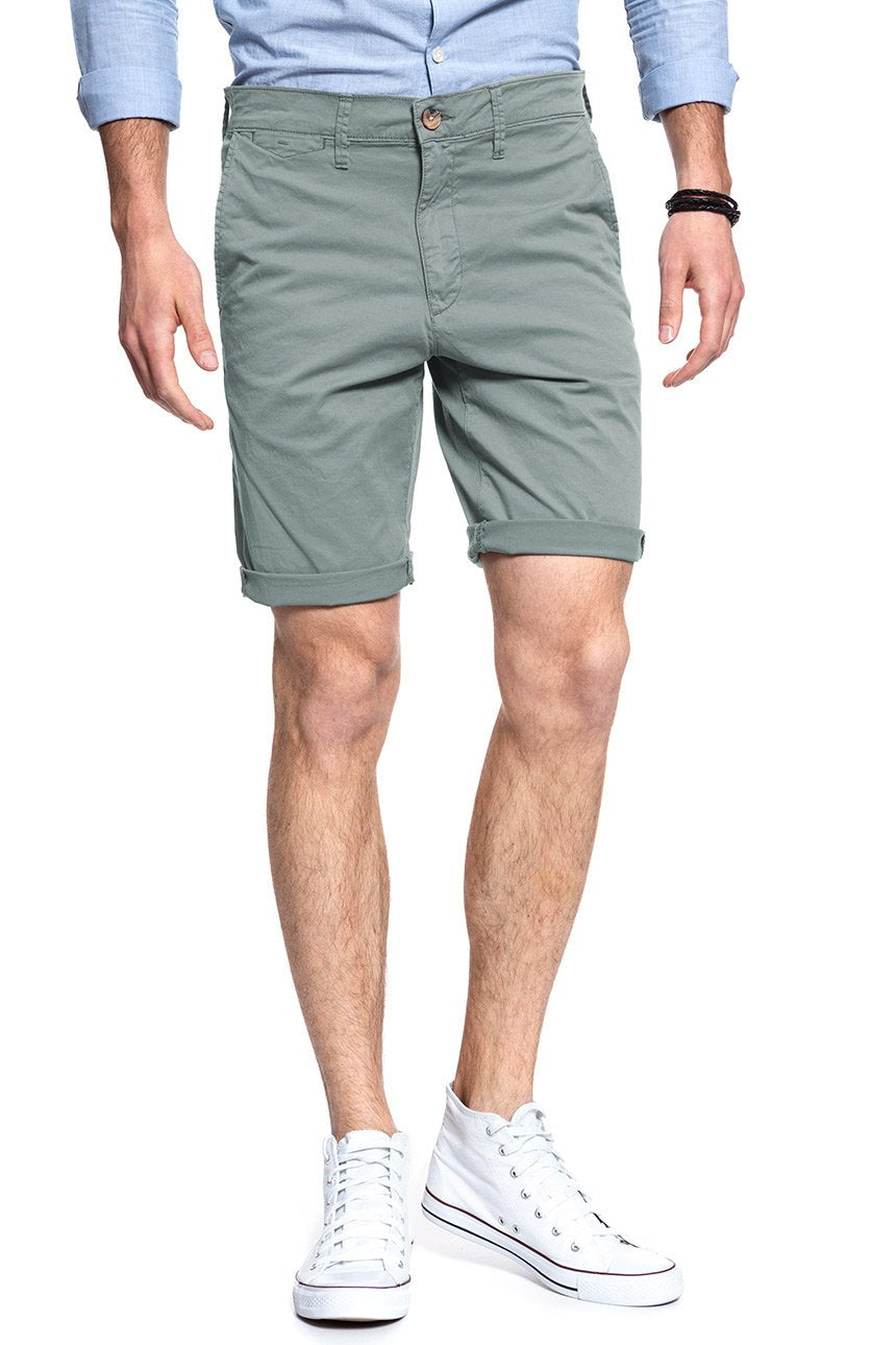 KRÓTKIE SPODENKI WRANGLER CHINO SHORT CADET GREEN W14AMM12J