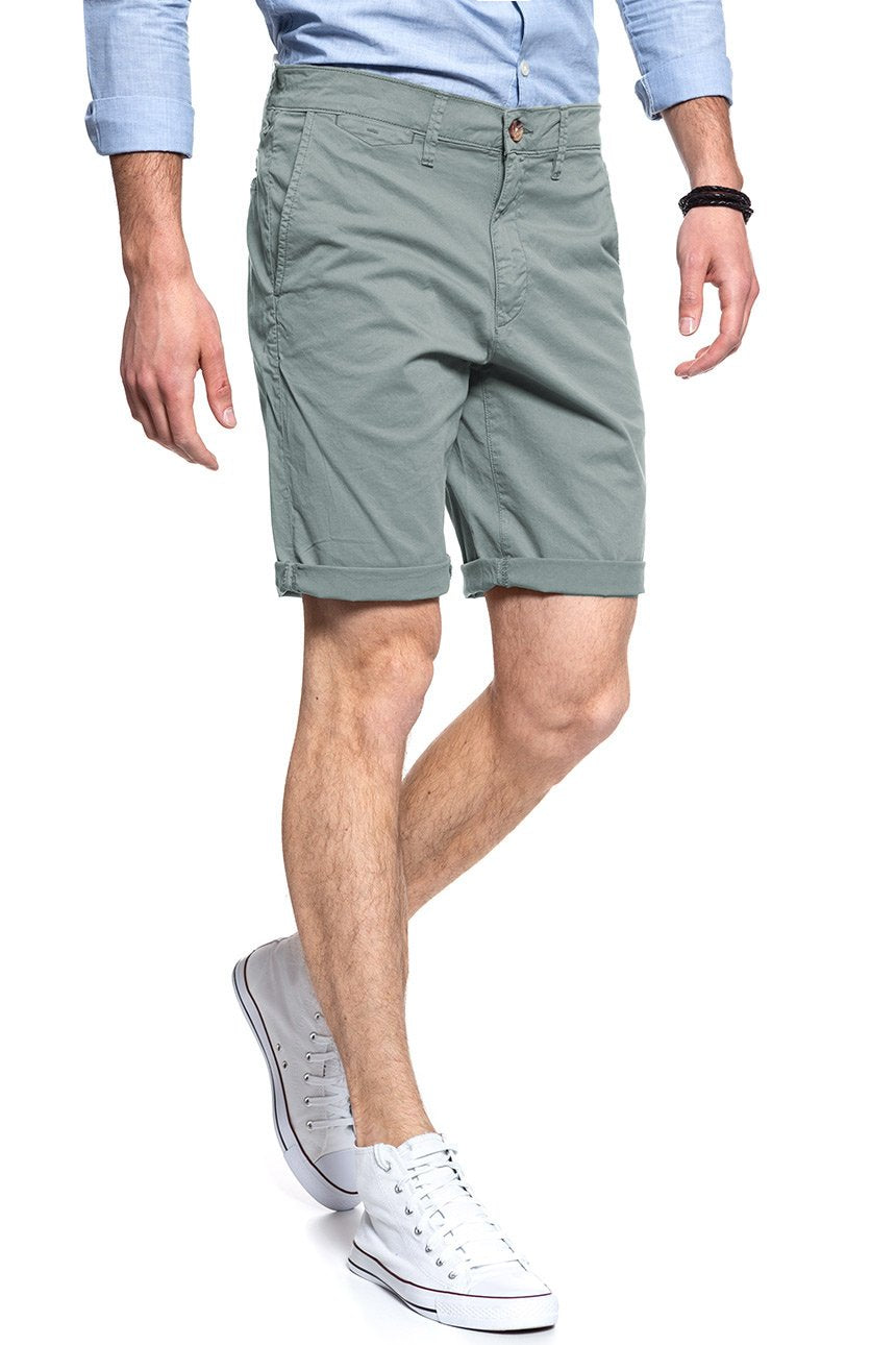 KRÓTKIE SPODENKI WRANGLER CHINO SHORT CADET GREEN W14AMM12J