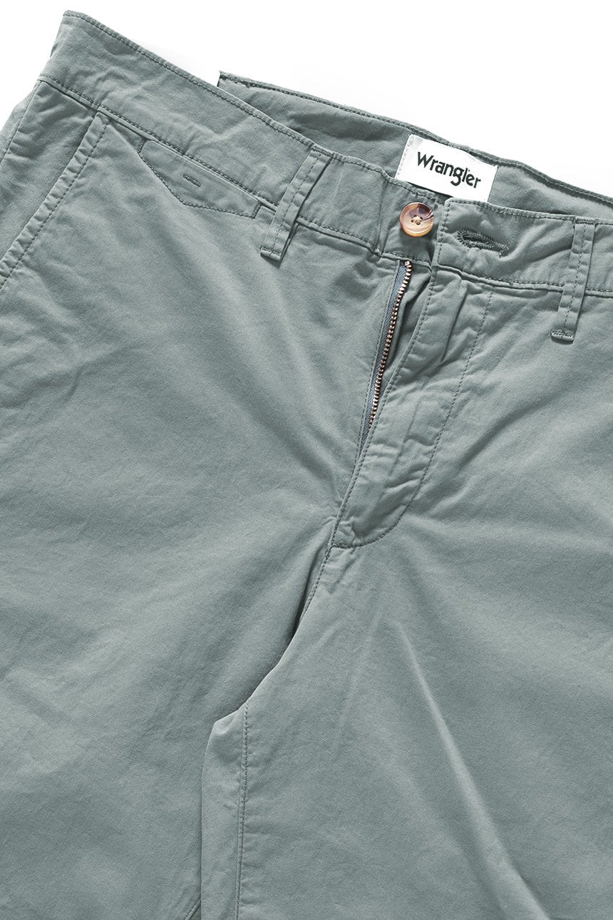 KRÓTKIE SPODENKI WRANGLER CHINO SHORT CADET GREEN W14AMM12J