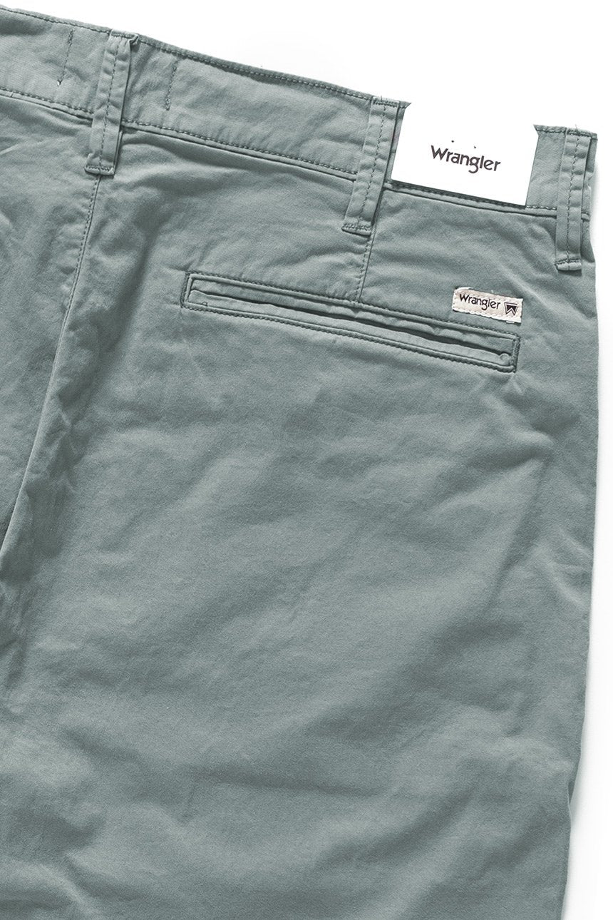 KRÓTKIE SPODENKI WRANGLER CHINO SHORT CADET GREEN W14AMM12J