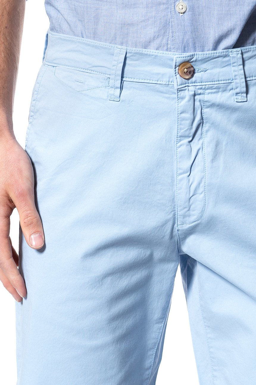 KRÓTKIE SPODENKI WRANGLER CHINO SHORT LIGHT BLUE W14AMM25N