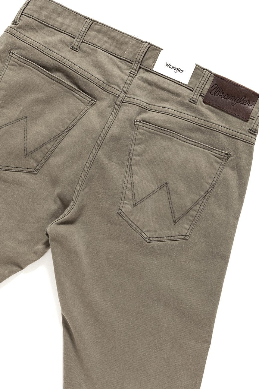 WRANGLER SPODNIE MĘSKIE LARSTON DUSTY GREEN W18SRN457