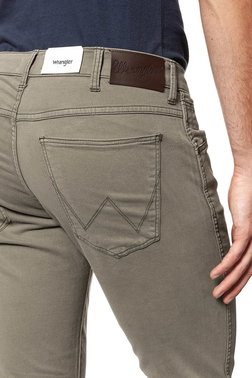 WRANGLER SPODNIE MĘSKIE LARSTON DUSTY GREEN W18SRN457