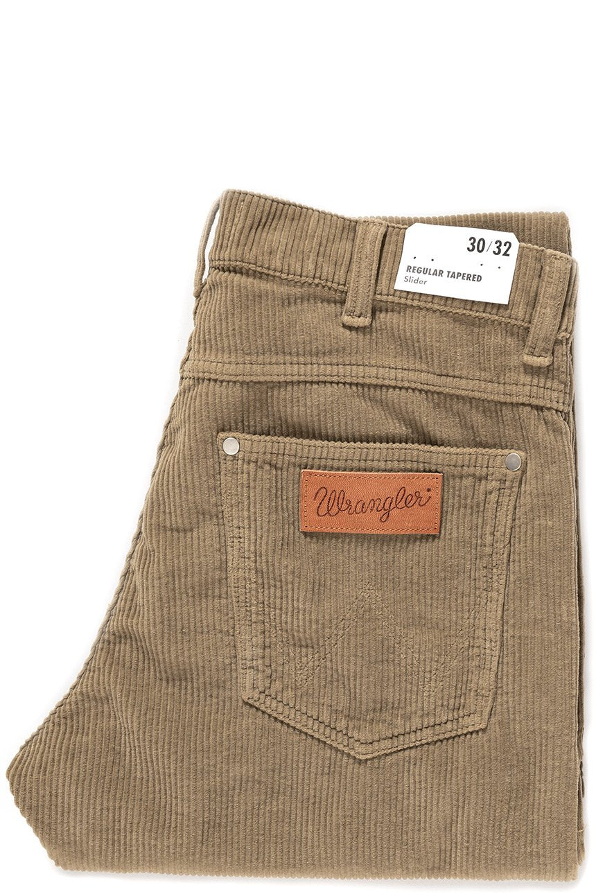 WRANGLER SPODNIE MĘSKIE SLIDER CLAY BEIGE W18RSU230