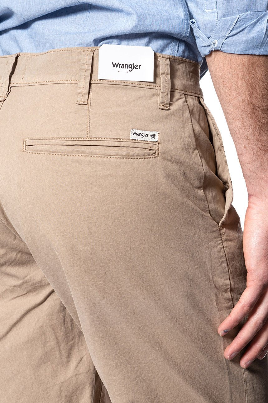 KRÓTKIE SPODENKI WRANGLER CHINO SHORT DESERT W14AMM13J