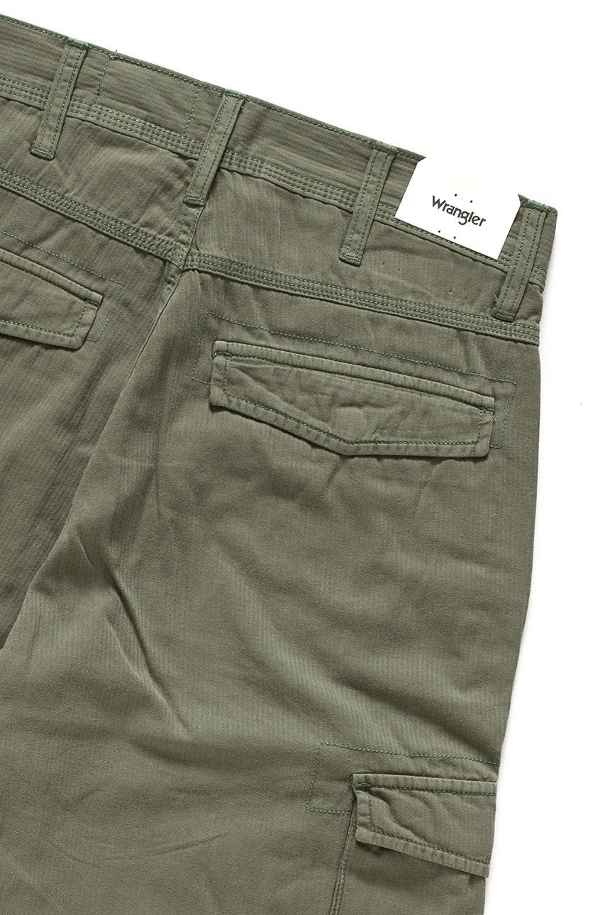 SPODENKI MĘSKIE WRANGLER CARGO SHORTS DUSTY OLIVE W15DPW65M