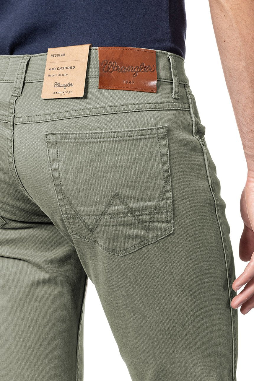 WRANGLER SPODNIE MĘSKIE GREENSBORO DUSTY OLIVE W15QBB65M