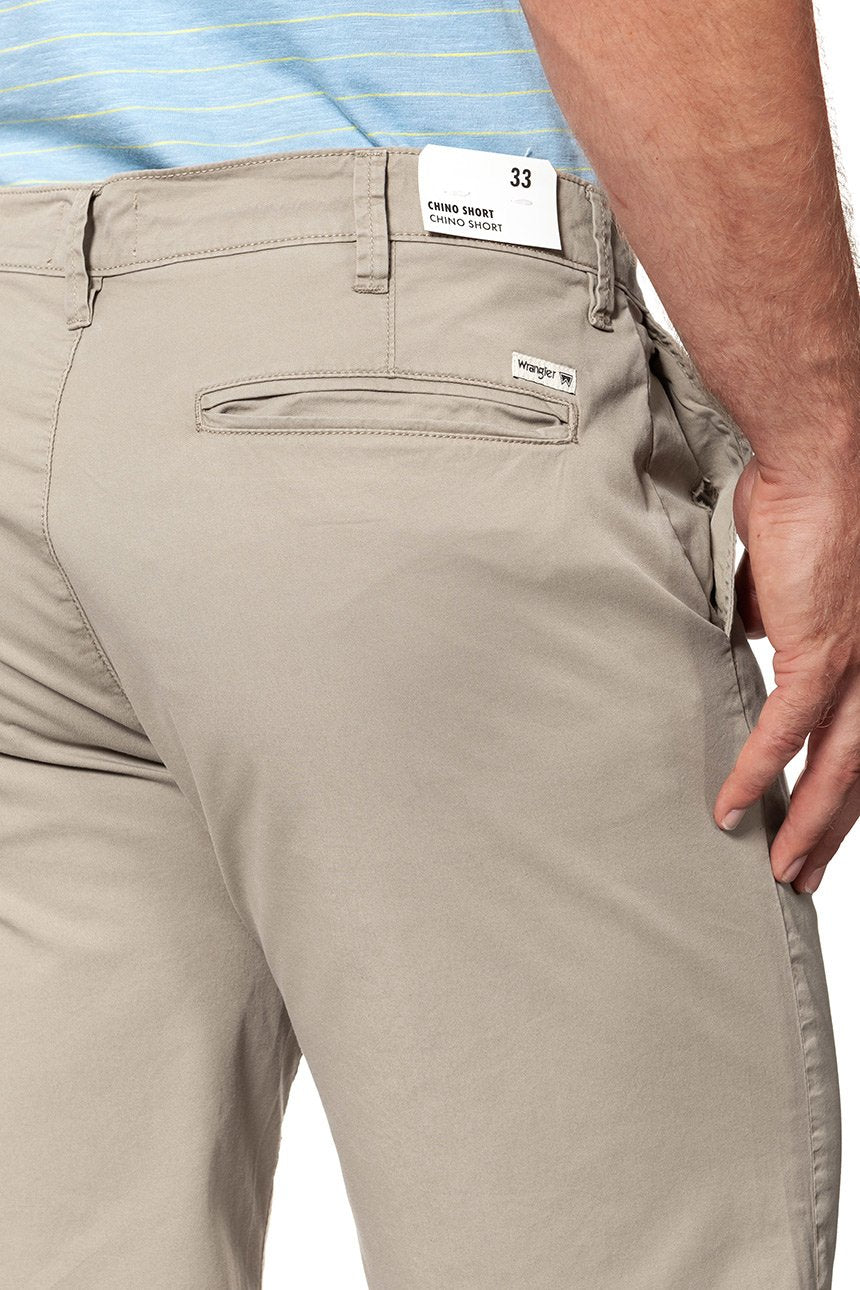 SPODENKI MĘSKIE WRANGLER CHINO SHORT CAMEL W14AKM175      $