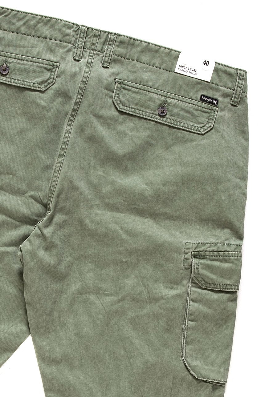 SPODENKI MĘSKIE WRANGLER CARGO SHORT MOSS GREEN W15DKC330