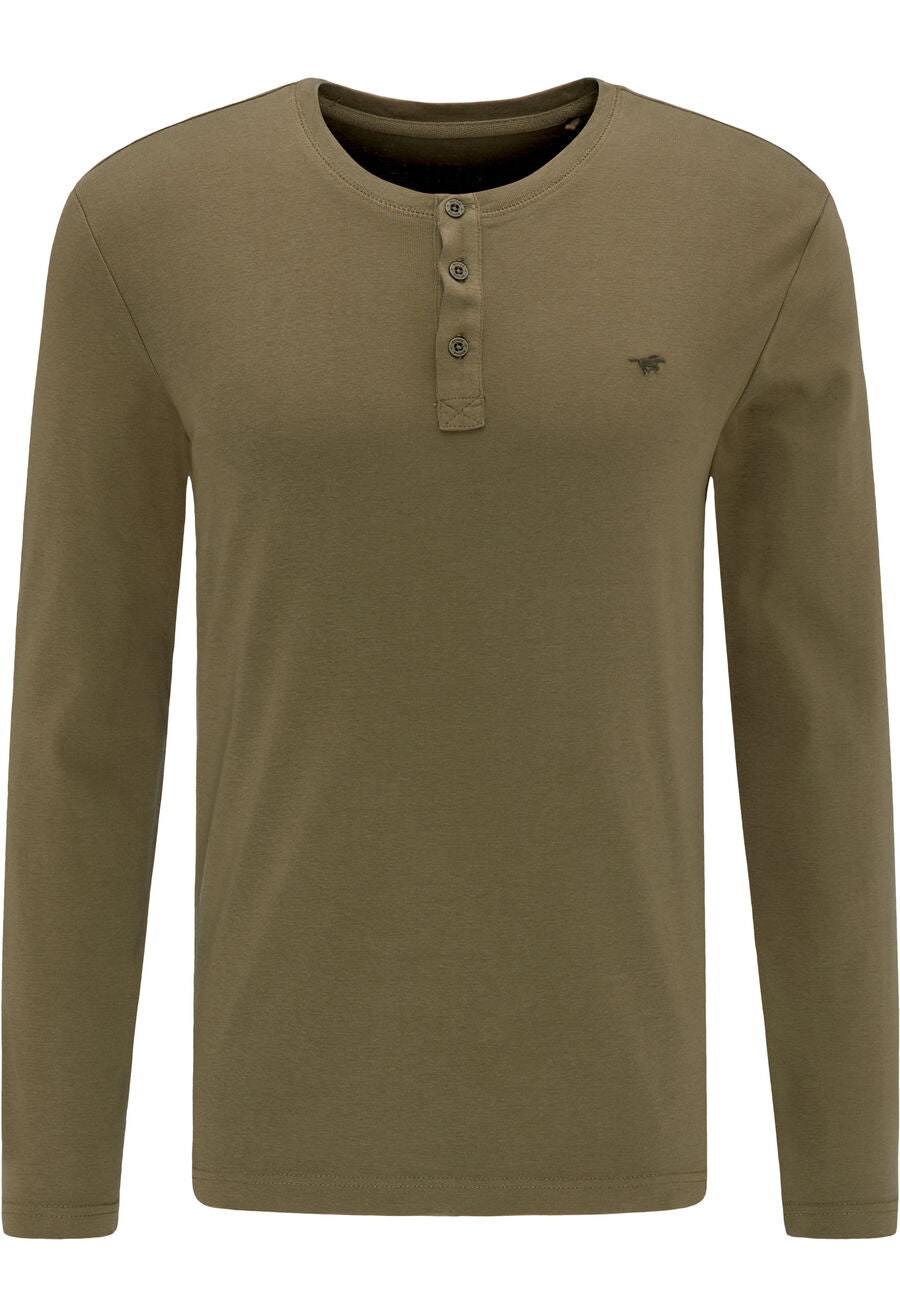 MUSTANG ADRIAN H HENLEY MĘSKA KOSZULKA Z DŁUGIM RĘKAWEM LONGSLEEVE LOGO BURNT OLIVE 1008797 6358