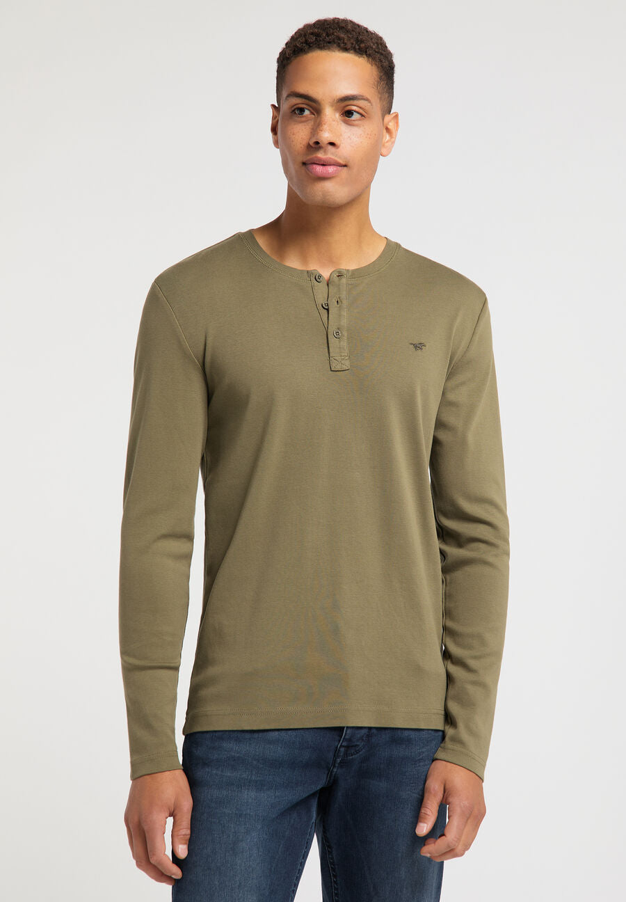 MUSTANG ADRIAN H HENLEY MĘSKA KOSZULKA Z DŁUGIM RĘKAWEM LONGSLEEVE LOGO BURNT OLIVE 1008797 6358