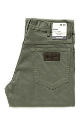 WRANGLER SPODNIE MĘSKIE TEXAS DUSTY OLIVE W121TA275