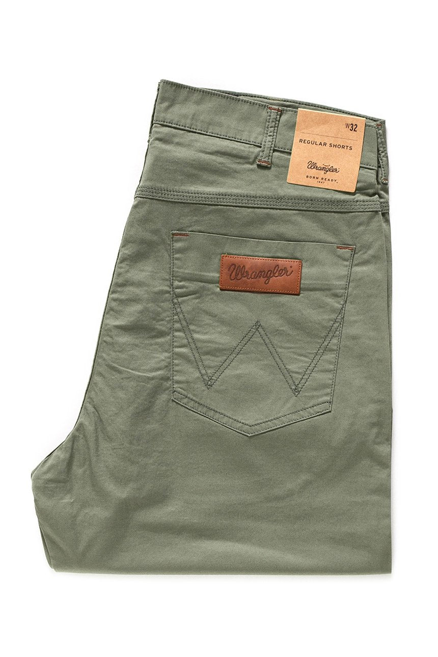 SPODENKI WRANGLER REGULAR SHORTS DUSTY OLIVE W15UOO275