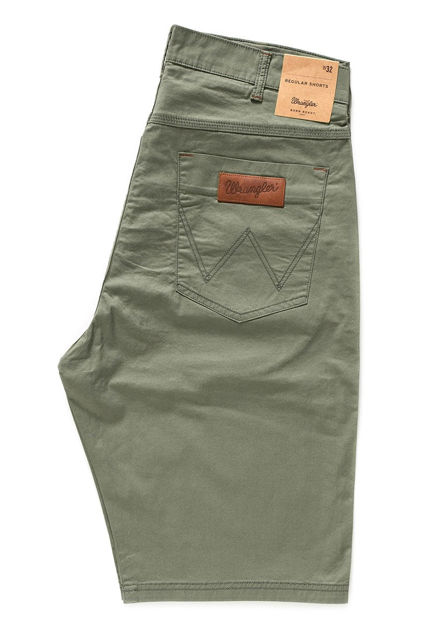 SPODENKI WRANGLER REGULAR SHORTS DUSTY OLIVE W15UOO275