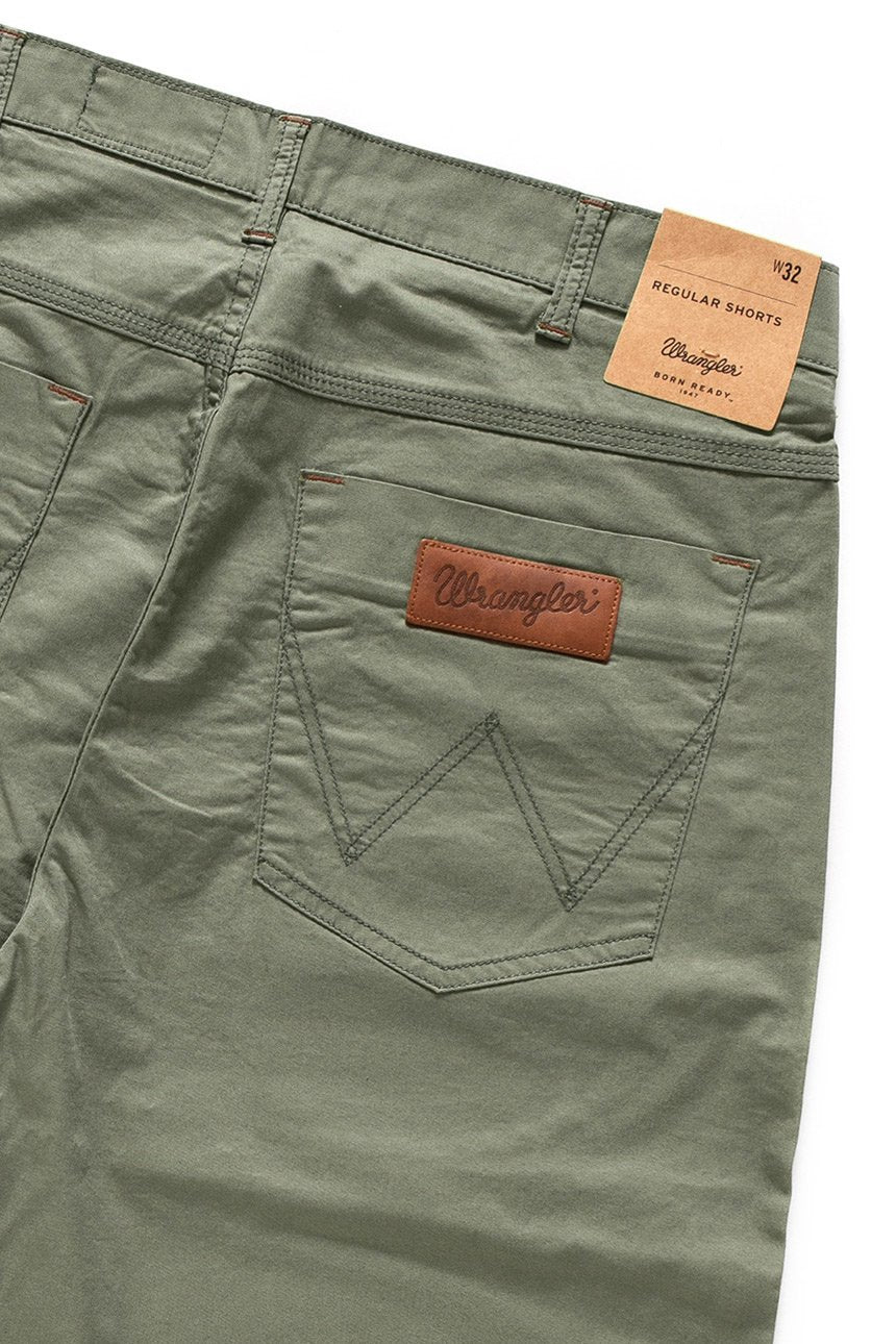 SPODENKI WRANGLER REGULAR SHORTS DUSTY OLIVE W15UOO275