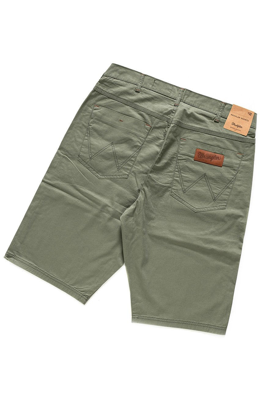 SPODENKI WRANGLER REGULAR SHORTS DUSTY OLIVE W15UOO275