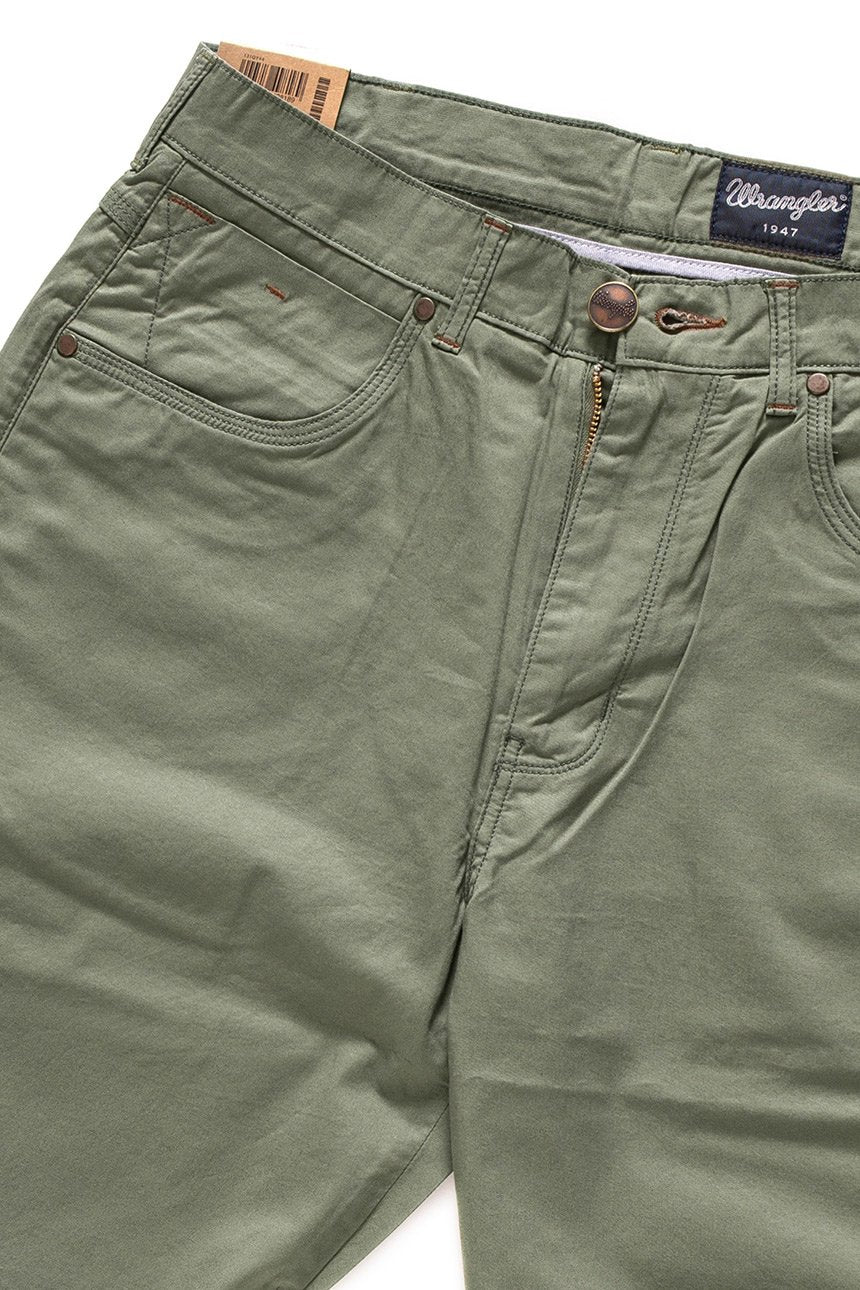 SPODENKI WRANGLER REGULAR SHORTS DUSTY OLIVE W15UOO275