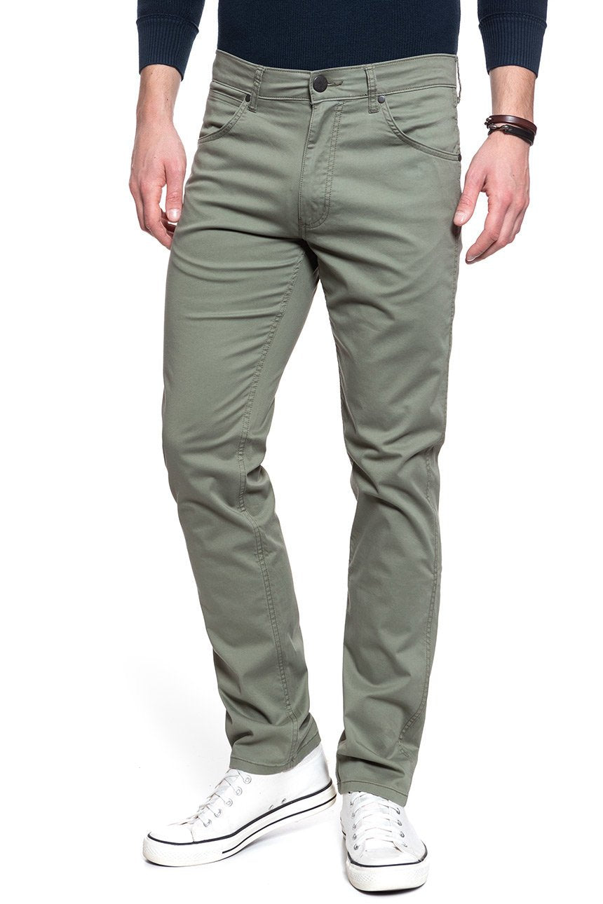 MĘSKIE SPODNIE MATERIAŁOWE WRANGLER GREENSBORO DUSTY OLIVE W15QWA275