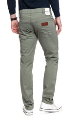 MĘSKIE SPODNIE MATERIAŁOWE WRANGLER GREENSBORO DUSTY OLIVE W15QWA275