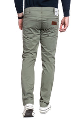 MĘSKIE SPODNIE MATERIAŁOWE WRANGLER GREENSBORO DUSTY OLIVE W15QWA275