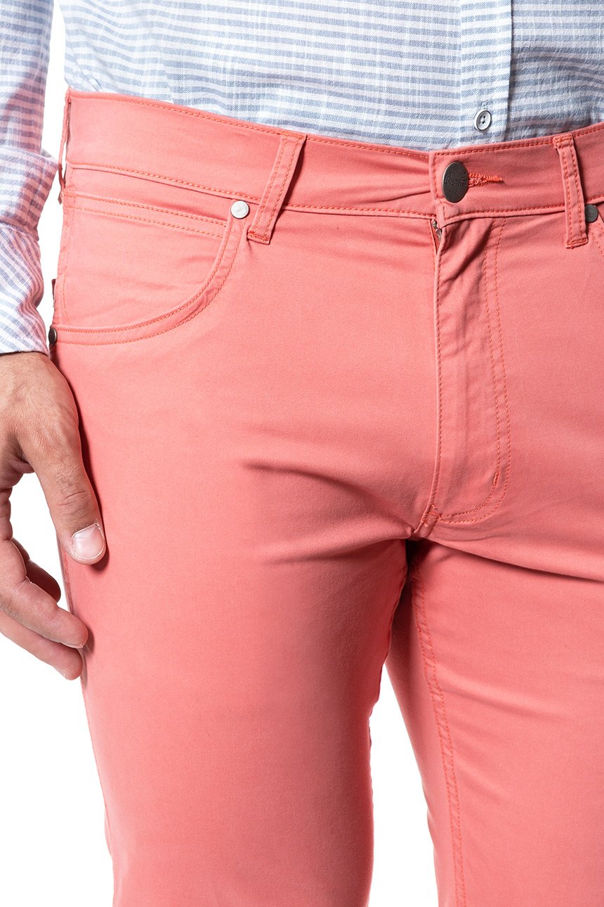 WRANGLER SPODNIE MĘSKIE GREENSBORO CORAL W15QWAR03