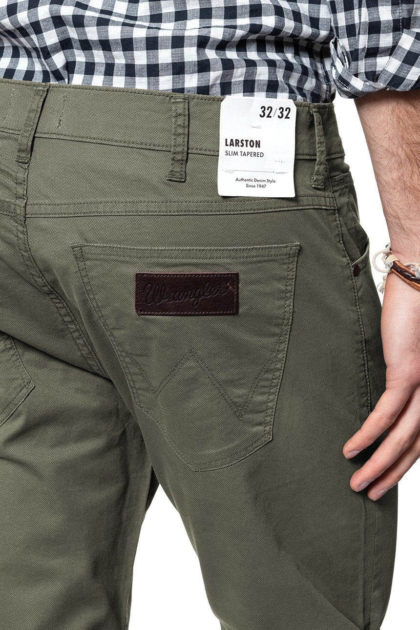 WRANGLER SPODNIE MĘSKIE LARSTON DUSTY OLIVE W18SXC275