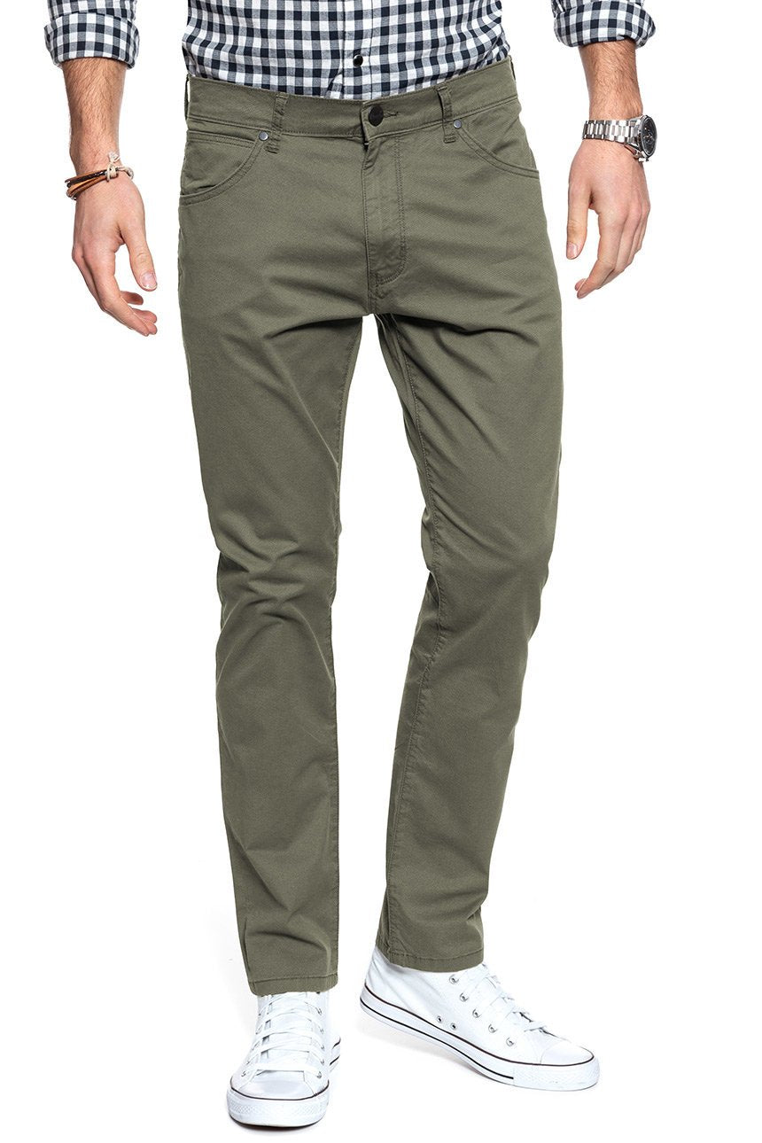 WRANGLER SPODNIE MĘSKIE LARSTON DUSTY OLIVE W18SXC275