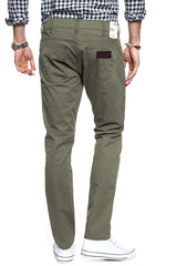 WRANGLER SPODNIE MĘSKIE LARSTON DUSTY OLIVE W18SXC275