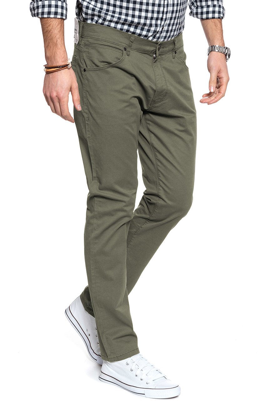 WRANGLER SPODNIE MĘSKIE LARSTON DUSTY OLIVE W18SXC275