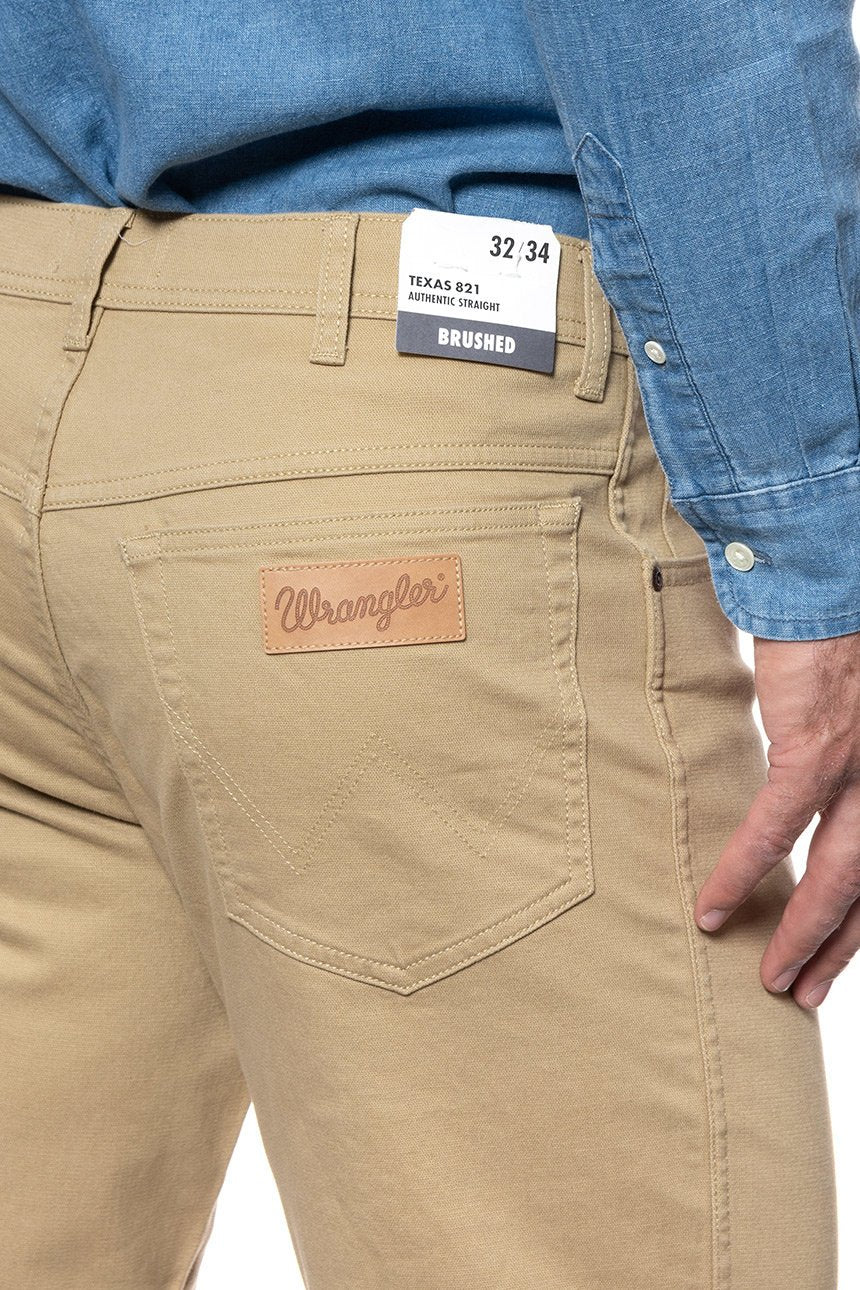 WRANGLER TEXAS MĘSKIE SPODNIE MATERIAŁOWE SAND W121TA58N