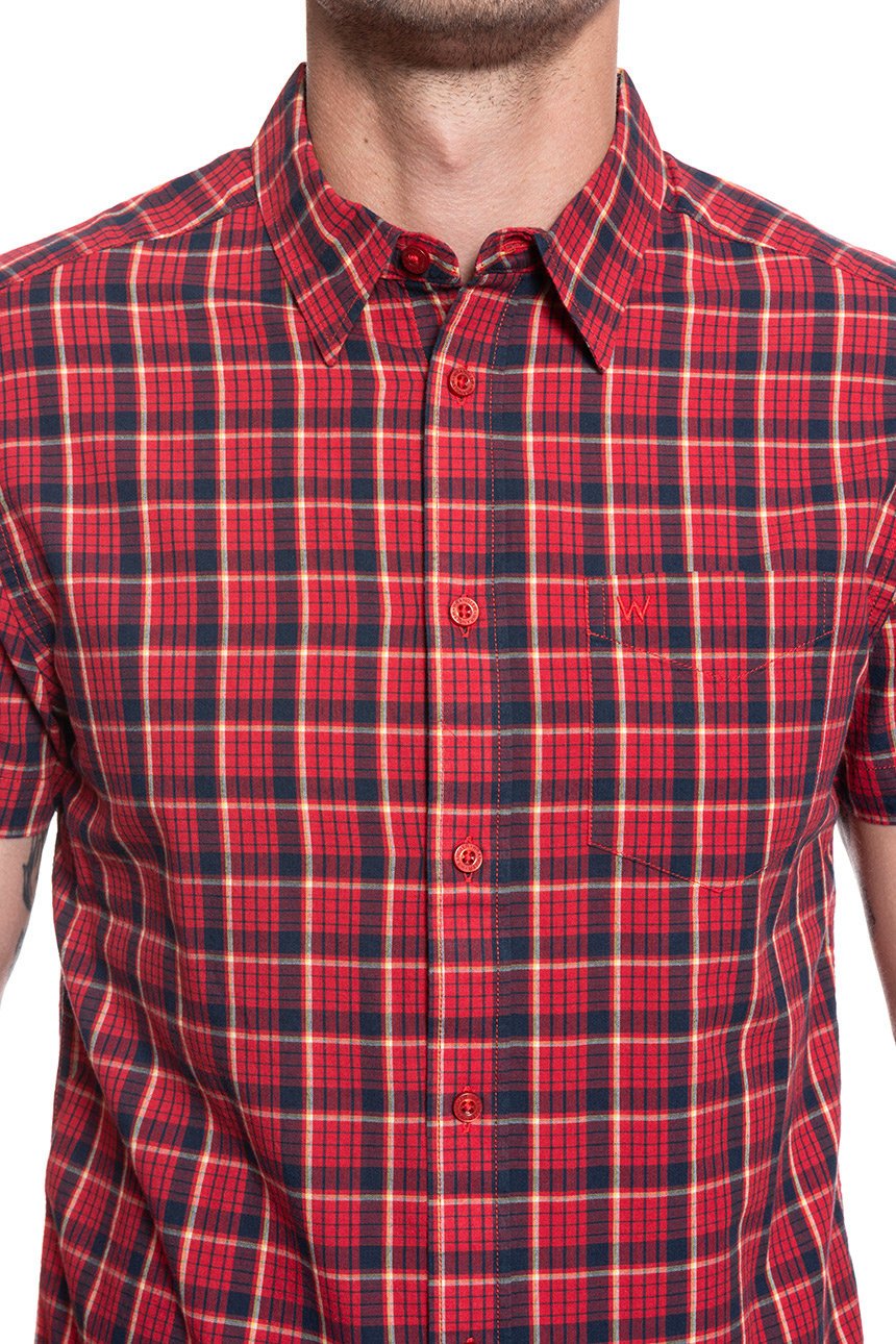 MĘSKA KOSZULA MATERIAŁOWA WRANGLER SS 1 PKT SHIRT FORMULA RED  W5J11OXWO