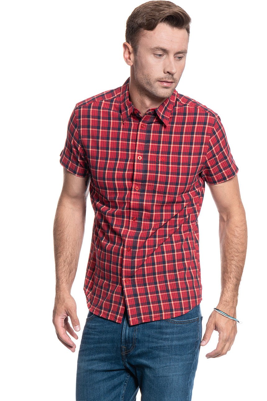 MĘSKA KOSZULA MATERIAŁOWA WRANGLER SS 1 PKT SHIRT FORMULA RED  W5J11OXWO