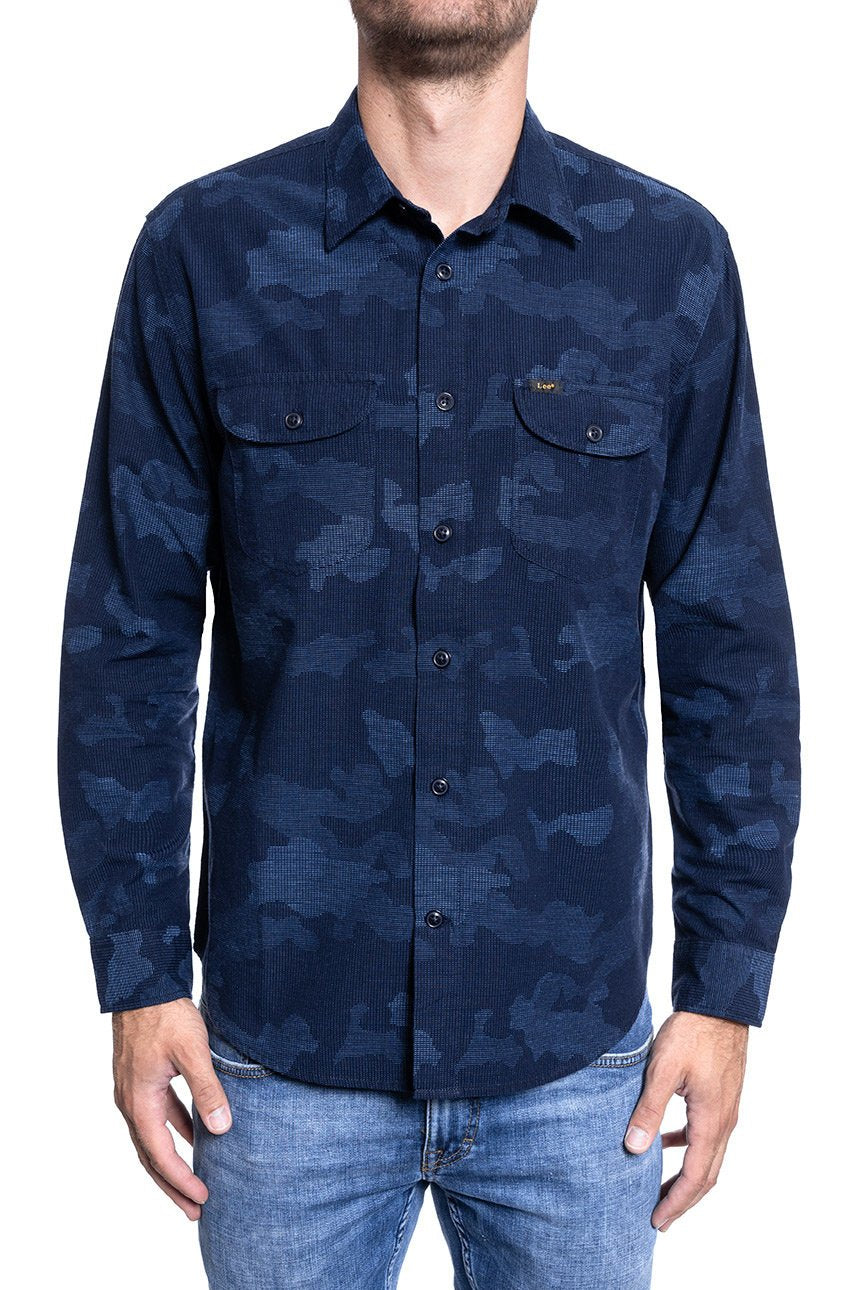 MĘSKA KOSZULA LEE WORKER SHIRT RELAXED FIT WASHED BLUE  L68HDSLR