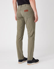 WRANGLER TEXAS SLIM MĘSKIE SPODNIE MATERIAŁOWE DUSTY OLIVE W12SWA275