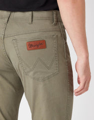 WRANGLER TEXAS SLIM MĘSKIE SPODNIE MATERIAŁOWE DUSTY OLIVE W12SWA275