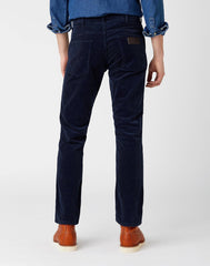 WRANGLER GREENSBORO MĘSKIE SPODNIE SZTRUKSOWE PRUSSIAN BLUE W15QA2B21