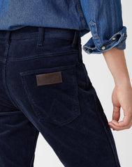 WRANGLER GREENSBORO MĘSKIE SPODNIE SZTRUKSOWE PRUSSIAN BLUE W15QA2B21