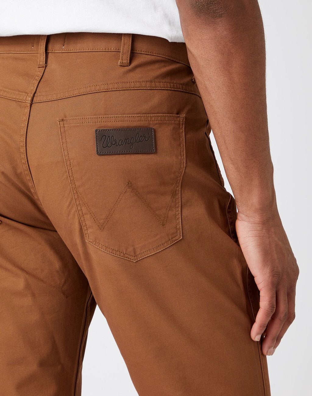 WRANGLER GREENSBORO MĘSKIE SPODNIE MATERIAŁOWE TAWNY BROWN W15QKAH28