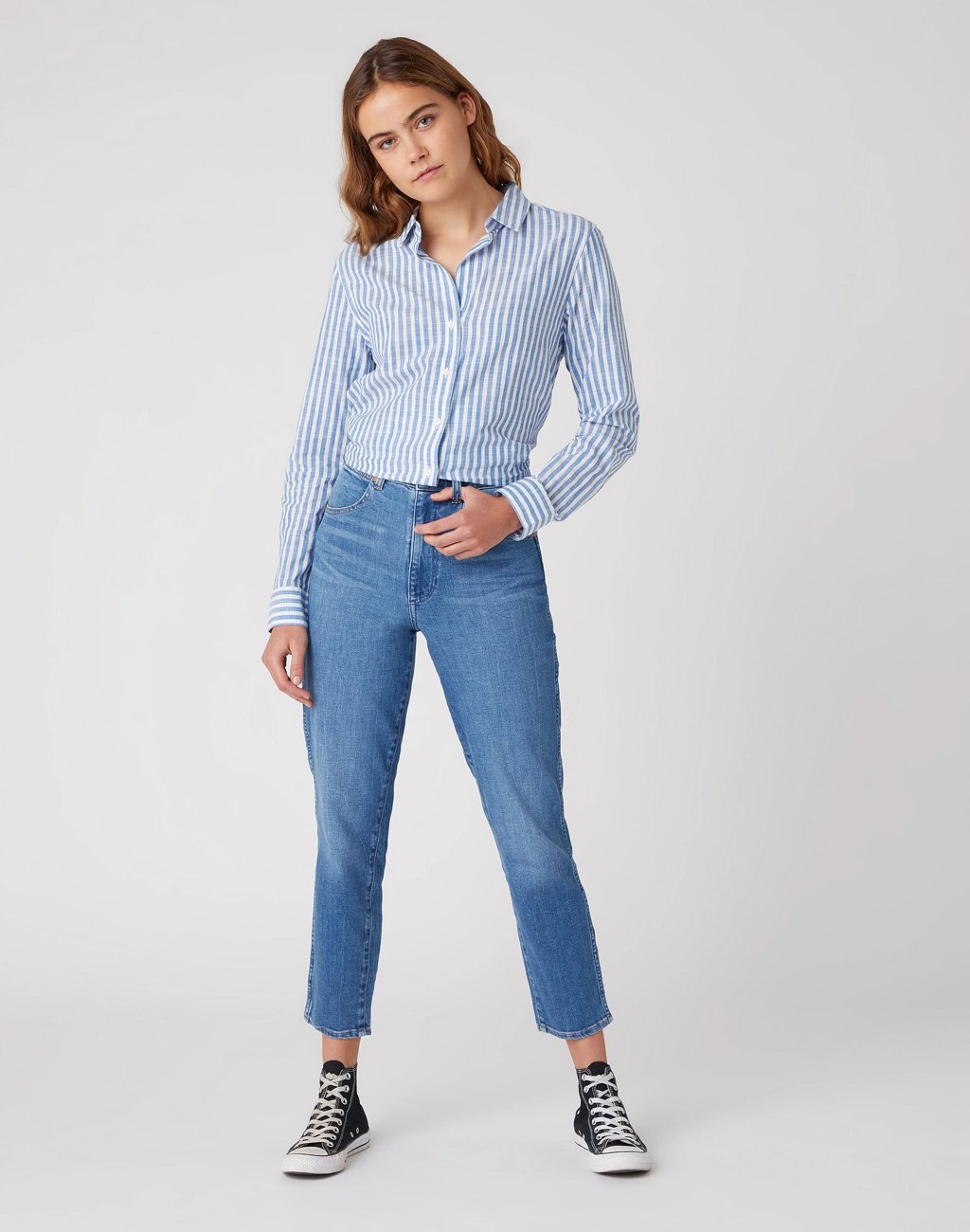 SPODNIE DAMSKIE WRANGLER MOM JEANS SUMMER HAZE W246C427G