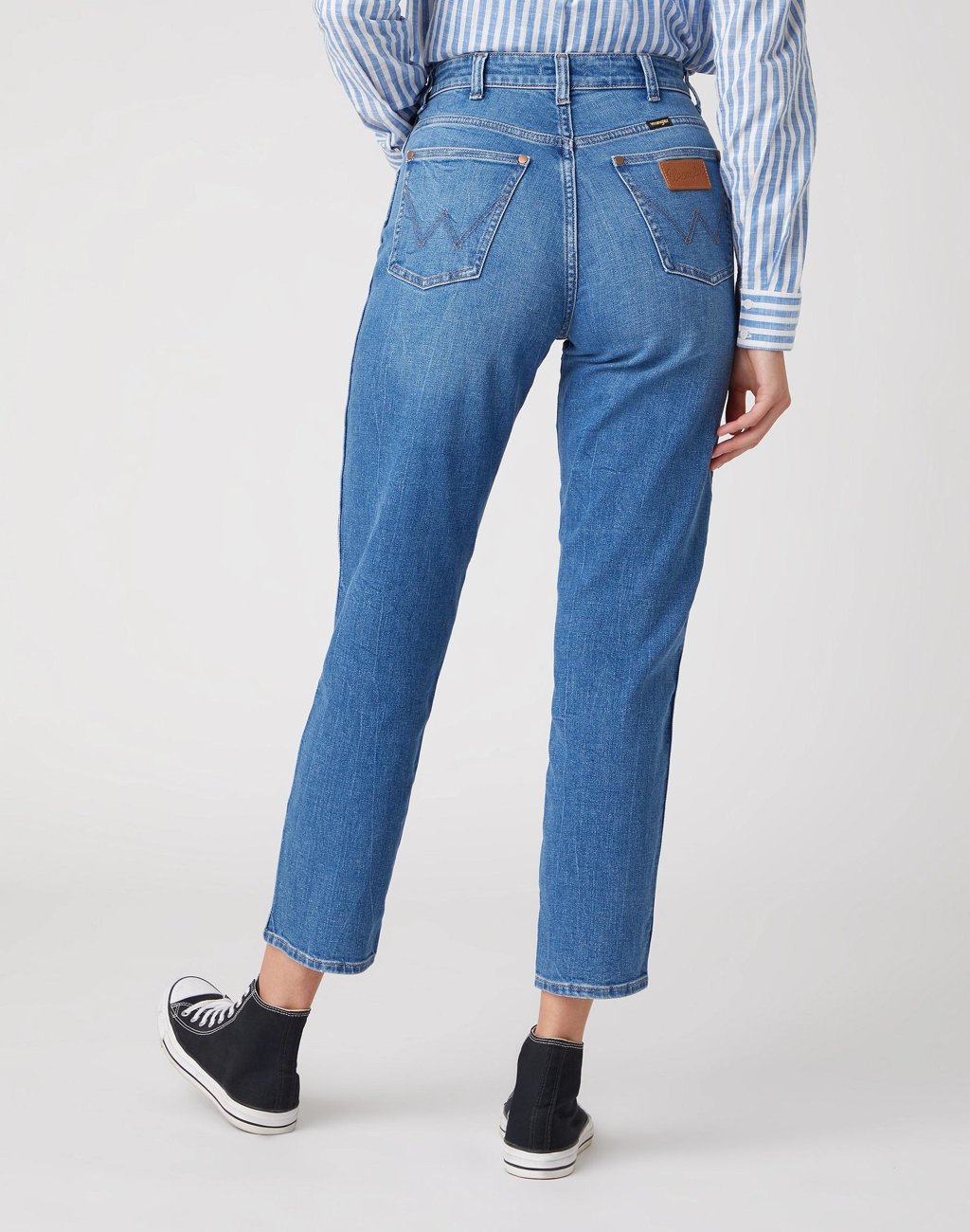 SPODNIE DAMSKIE WRANGLER MOM JEANS SUMMER HAZE W246C427G