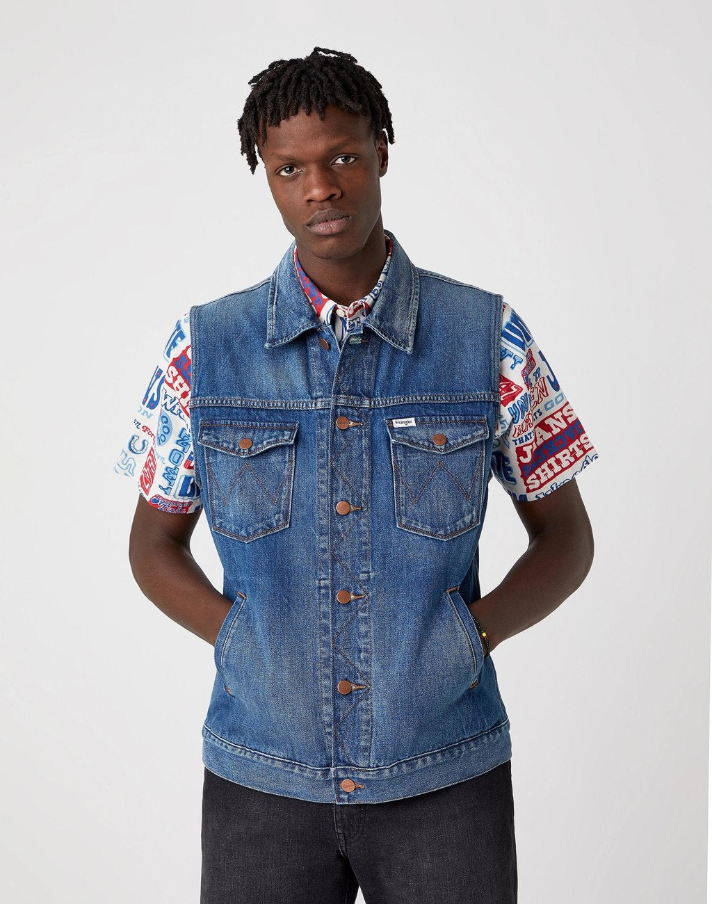 MĘSKI JEANSOWY BEZRĘKAWNIK WRANGLER DENIM VEST DE-LITE BLUE W447SF48R