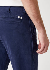 WRANGLER SPODNIE MĘSKIE CASEY CHINO LAKEPORT BLUE W1C050B08