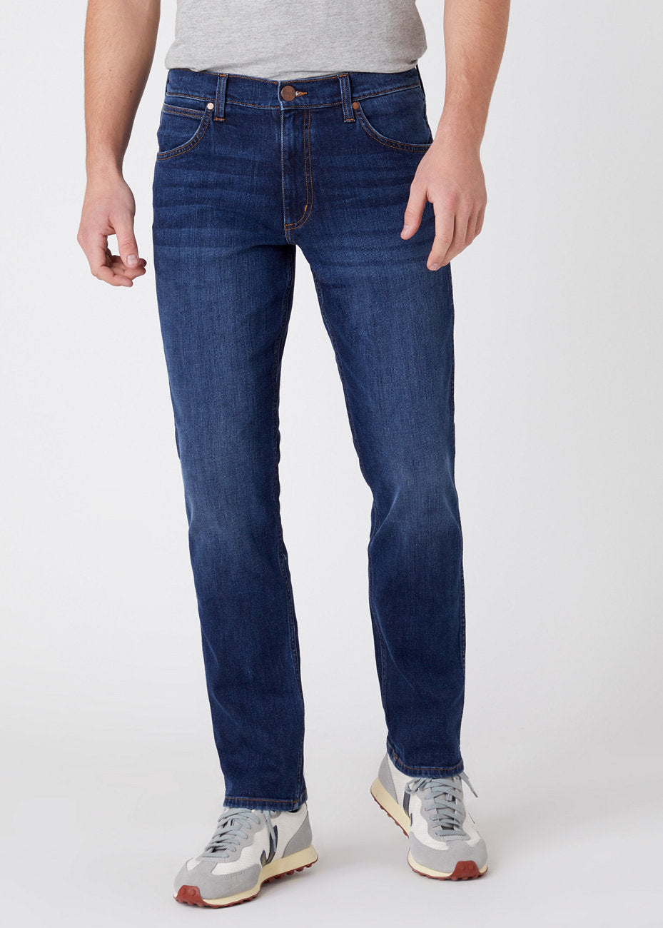 MĘSKIE SPODNIE JEANSOWE WRANGLER GREENSBORO DARK STORM W15QLP36N