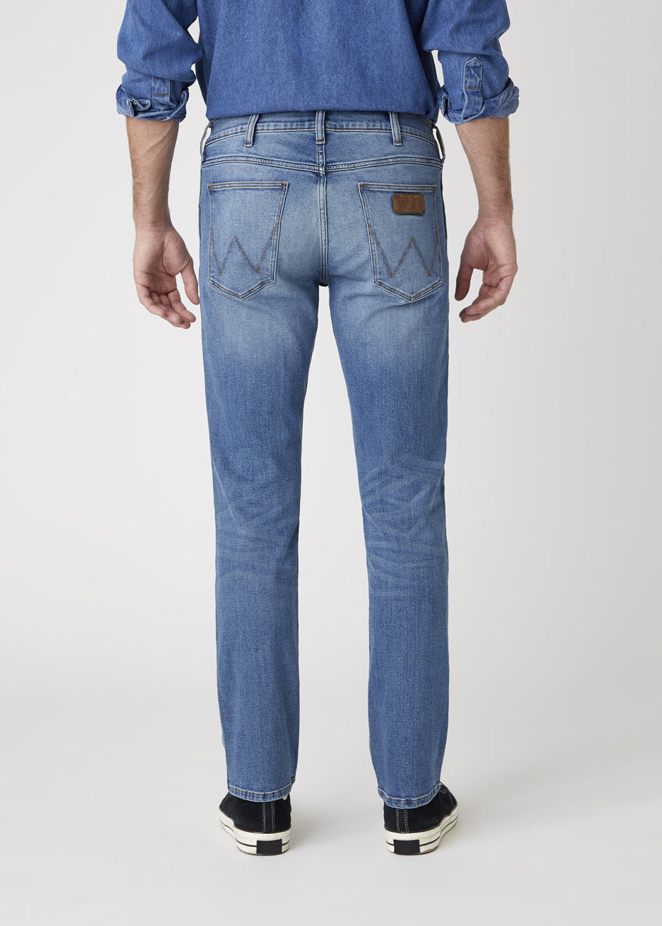 MĘSKIE SPODNIE JEANSOWE WRANGLER GREENSBORO BLUE FEVER W15QQ892R