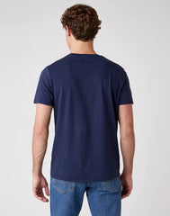 MĘSKI T-SHIRT WRANGLER SS SIGN OFF TEE NAVY W7C07D335