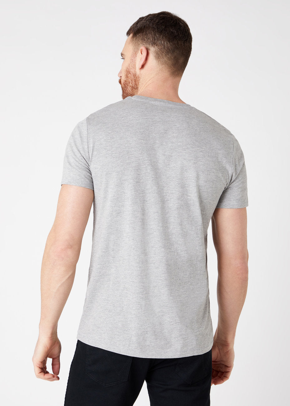 MĘSKI T-SHIRT WRANGLER SS LOGO TEE MID GREY W7M0D3XTT